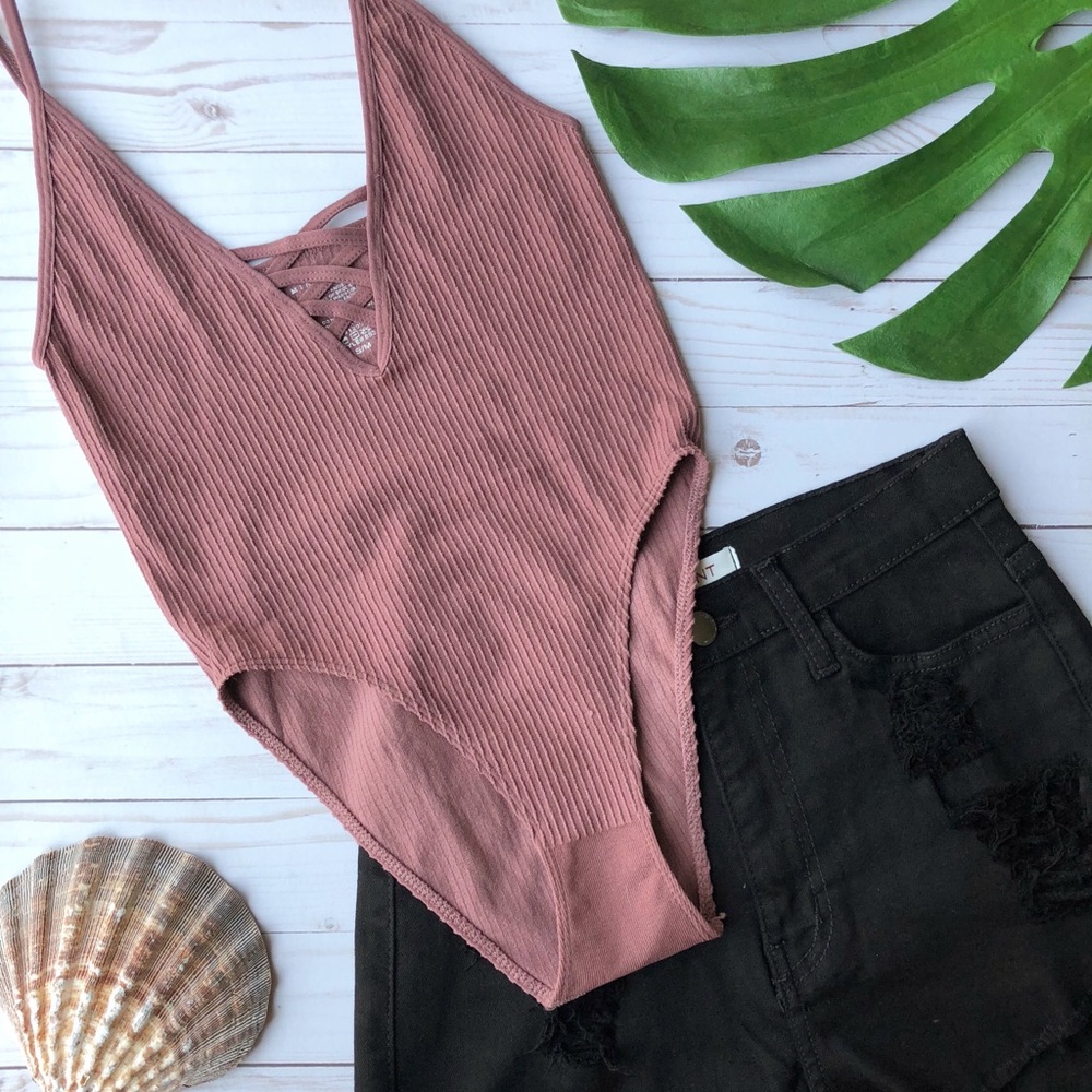 RIBBED KNIT SEAMLESS BODYSUIT